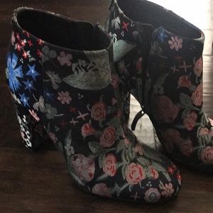 Short booties multi floral